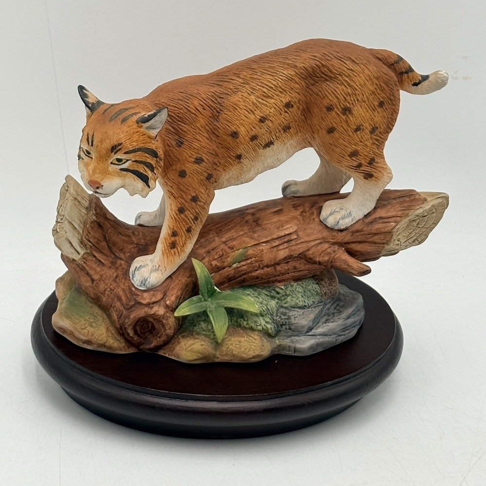 Andrea by Sadek Porcelain Bob Cat 5617 Figurine Made in Japan Wood Base